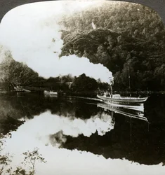 Parní jachta na Loch Katrine, Skotsko.