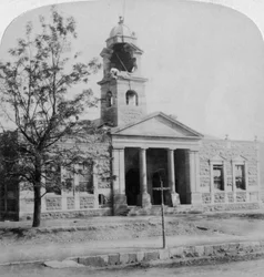 Radnice, zasažená búrským granátem během obléhání, Ladysmith, Jižní Afrika, 1901