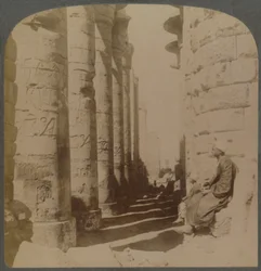 Slavná kolonáda velkého sloupového sálu v chrámu Karnak, Théby, Egypt, 1897.