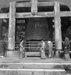 Velký zvon chrámu Chion-in, Kyoto, Japonsko, 1904.