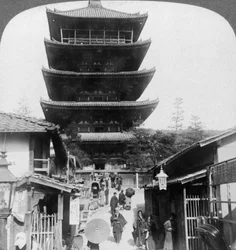 Západní strana pětipatrové pagody Yasaka, Kyoto, Japonsko, 1904.