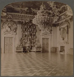 Trůnní sál, Královský palác, Berlín, s příborníkem s talíři a královskými dekoracemi, Německo, 1903