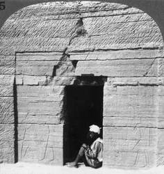Hrobka Harkhufa, pohraničního barona v dobách stavitelů pyramid, Assuan Aswan, Egypt, 1905.