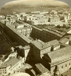 Vatikánský palác z kopule baziliky svatého Petra, Řím, Itálie.