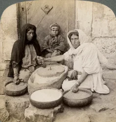 Ženy melou v mlýně, Palestina, 1900.