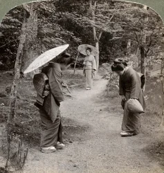 Ženy v zahradě chrámu Kinkaku-ji, Kjóto, Japonsko, 1904.