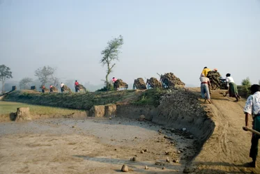 Dělníci vozí zeminu na tlačných vozících na cihlové pole v Katiadi, Kishorganj, Bangladéš. V Bangladéši je 6000–7000 cihelných polí, která se obvykle nacházejí mimo města v nížině položených zemích.