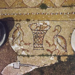 Libanon, část byzantské mozaiky mezi ruinami Beit Meri.