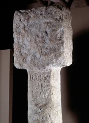 Africké umění: detail sloupu držby známého jako svatý Augustin, který vztyčil portugalský objevitel Diogo Cão (nebo Diego Cam) v jižní Angole. 1486. Lisabon, Národní muzeum starého umění