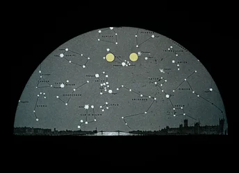 Černobílý astronomický skleněný diapozitiv s diagramem polohy Měsíce na hvězdné mapě nad Londýnem
