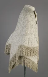 Kabát Berthy Palmerové, cca 1870 (boční pohled), žebrované hedvábné moaré, třásně a křišťálové korálky