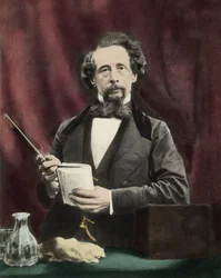 Charles Dickens (1812-1870) během čtení kolem roku 1860.