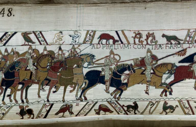 Dobytí Anglie normanským vévodou Vilémem Dobyvatelem (1027-1087) v roce 1066: jeho armáda postupuje směrem k armádě Harolda II a Hastingse Dole vlevo dva nazí muži Detail tapiserie z Bayeux nebo výšivky královny Mathildy