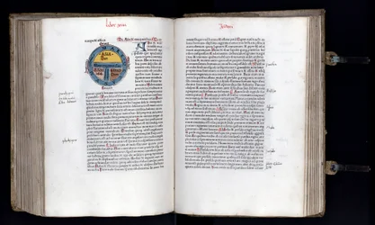 Dvoustrana se schematickou mapou světa na modelu T-O (T O), zastoupeny jsou tři kontinenty (Asie, Afrika a Evropa). Rukopis „“ Ethymologies““ (Etymologiae) od Isidora (Isidora ze Sevilly) (560/570-636) 12. století. 1472