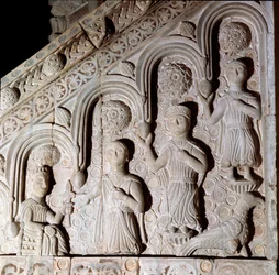 Císař Fridrich II. z Hohenstaufen (1194-1250) reprezentoval se svou rodinou Basreliéf ambon ze 13. století. Bitonto, katedrála