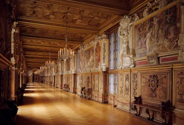 Galerie Francois I na zámku Fontainebleau: dřevěné a nástěnné malby vyrobené v 16.