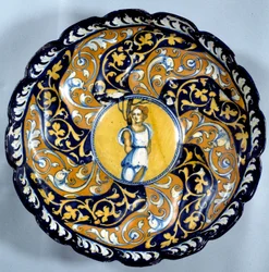 Godronnee fajánsový pohár zdobený angelotem. Paříž 16. století, muzeum Louvre