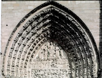 Gotické umění: detail centrálního portálu Cathedrale Notre Dame de Paris
