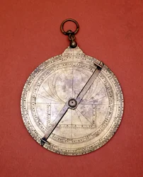 Gotický astroláb ze 14. století. Milán, Musei del Castello.