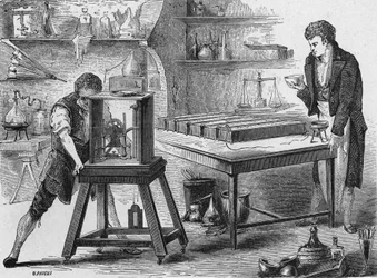 Humphry Davy rozkládá alkálie pomocí voltaické baterie. V „Album de la Science“, Éditions Jouvet
