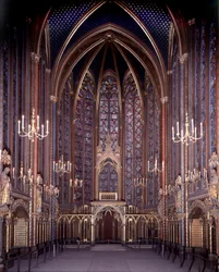 Vnitřní pohled na Sainte Chapelle v Paříži: Vysoká kaple, architektura