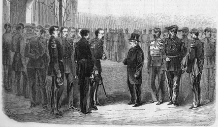 Leden 1873: Adolphe Thiers (1797-1877), francouzský politik, prezident republiky v doprovodu ministra války a generála Hartunga navštěvuje Ecole Polytechnique. Rytina z roku 1873.