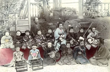 Japonské děti hrající hudbu, konec 19. století