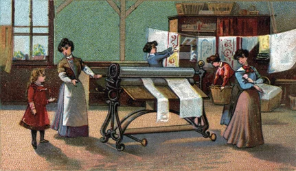 Strojový žehlič. (žehlení). Chromolitografie z konce 19. století.