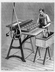 Vytváření karet pro hraní starými metodami. Decoupage hracích karet. Rytina z roku 1893.