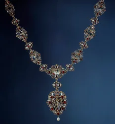 Náhrdelník císaře Svaté říše, českého a uherského krále Rudolfa II. (1552-1612) ze smaltu, zlata a jemného kamene s přívěskem zobrazujícím výjevy pašijí. 16. století. Paříž, muzeum Louvre