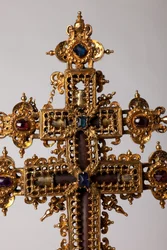 Relikviářový kříž. Kovářství s juwely. Opatství původu (Saint-Amand Tournai, ex-Elnone. 16. stol. Detail středu kříže.