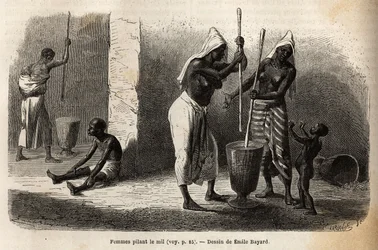 Scéna každodenního života: ženy bušící proso v Sekou (Niger), obklopené dětmi. Rytina znázorňující plavbu poručíka (námořnictva) M. Magea do západního Súdánu v letech 1863-1866, publikovaná v „Le tour du monde, nouveau journal des voyages“, pod r.
