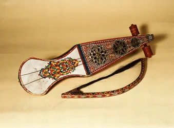Strunný nástroj; rabab (rubab, robab, rebab, rubob, rawap). Pochází ze severní Afriky