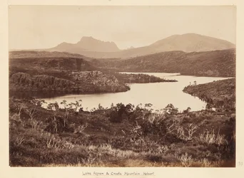 Plavba vévody a vévodkyně z Yorku na lodi Ophir - březen až listopad 1901. Deska 97, Pohled na jezero Agnew s horou Cradle Mountain v pozadí