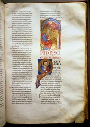 Evangelium svatého Lukáše představuje s býkem Page osvětlenou Bibli (Ms.721-Foglio 223r.) z počátku 12. století. Ztlumit. 52,5x36 cm Řím, Biblioteca Casanatense
