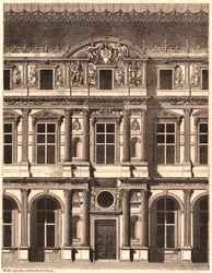 Pohled na část přední části nádvoří Louvre, Paříž, Francie