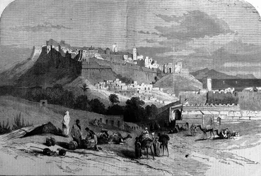 Pohled na opevněné město Tanger a pobřeží, Maroko. Rytina z roku 1868.