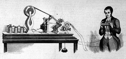 Americký vynálezce Samuel Finley Breese Morse (1791- 1872) představuje vedle svého telegrafu. Rytina 19. století
