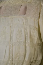 Noční košile Berthy Palmer, kolem roku 1880 (detailní pohled), bílá bavlna, krajka, výšivka a hedvábná stuha.