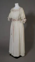 Noční košile Berthy Palmerové, kolem roku 1880 (pohled zepředu), bílá bavlna, krajka, výšivka a hedvábná stuha.