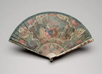 Brisé vějíř s motivy věštkyně a chinoiserie, cca 1700-25 (kvaš na slonovinových čepelích, hedvábná stuha, želvovina, drahokamy a mosazná smyčka)