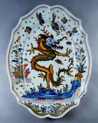 Fajánsový talíř zdobený drakem. Sevres z 18. století.