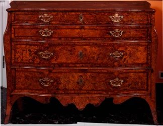 Nábytek: komoda z cedrového dřeva. 1735-1745 cca. Ztlumit. 97x137x68 cm Soukromá sbírka