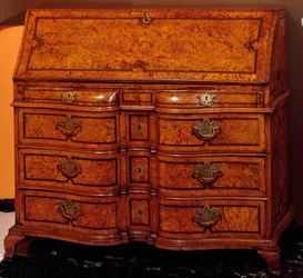 Nábytek: psací stůl z cedrového dřeva. 1734-1740 cca. Ztlumit. 111x127x61 cm Soukromá sbírka