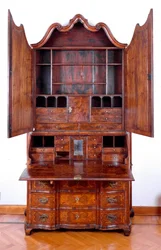 Nábytek: trumeau z palisandru. cca 1735 Ztlumit. 257x130x61 cm Soukromá sbírka