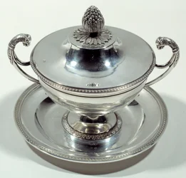 Stříbrný pohár s horním vrcholem borové šišky. 1789-1809. Koukni se. Národní muzeum renesance
