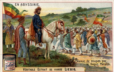 Císař Habeše, „Negus“ Menelik II (1844-1913) hodnotí své jednotky. Chromolitografie 19. století.