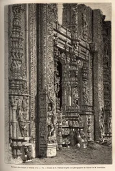 Portikus vyřezávaný z chrámu v Tripetty (nebo Tirupati, v Andhra Pradesh), důležitém místě hinduistické poutě. Rytina k ilustraci cesty do poledníkových provincií Indie od Alfreda Grandidiera v letech 1862-1864, publikovaná v „“ le tour du mo