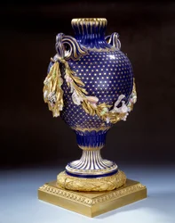 Váza s rybím ocasem z tvrdého porcelánu. Kolem 1765-1770. Paříž, muzeum Louvre