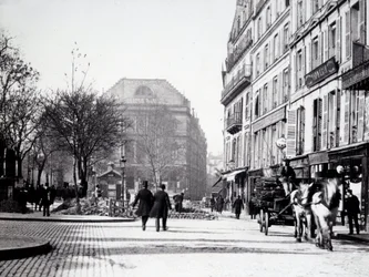 V rue de Paris s divadlem Ambigu (3. obvod)